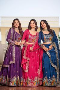 Ensemble Lehenga Choli Dupatta en micro-coton avec broderie lourde, travail de sequins et de fils, et cancan en toile avec Dori - Product Image 5