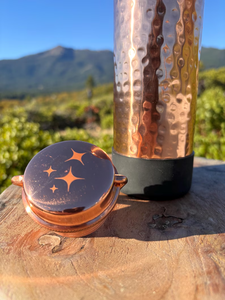 Botella de agua de cobre puro de calidad premium para beber, con beneficios ayurvédicos para la salud y tapa a prueba de fugas, disponible para la venta. - Product Image 4