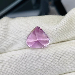 พลอยคุนไซต์ทรงหัวใจธรรมชาติ น้ำหนัก 14.48 กะรัต คุณภาพเกรด AAA ความเงางามระดับ AAA สีสวยงาม เหมาะสำหรับการขัดแต่ง ราคาถูก - Product Image 5