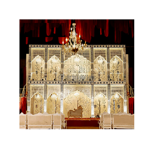 Grand miroir en bois moderne et épuré pour aménagement de scène de mariage en extérieur - Product Image 1