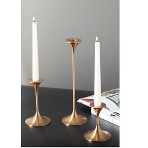 Par de Candelabros Cónicos Dorados de Alto Brillo con Forma de Trompeta Parabólica y Base Escalonada - Product Image 5