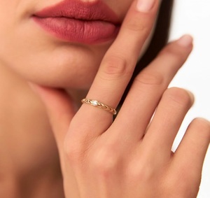 Bague en or massif 14 carats certifiée IGI, à bande torsadée, avec diamant de laboratoire, style Art Déco géométrique, classique, à diamants gradués - Product Image 6