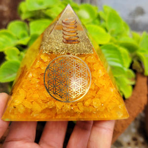 Grande pyramide d'Orgonite de 3 pouces avec puces de pierres précieuses en citrine pyramide de générateur d'énergie d'orgone vente chaude en vrac résine époxy artisanat en pierre - Product Image 2