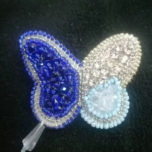 Collection exclusive et unique de broches en forme ovale, brodées à la main, avec des fils de bullion Kasab et des perles, motif chat. - Product Image 1