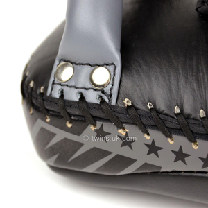 Twins Curved Kick Pads, Almohadillas de Protección de Cuero Negro/Gris para Entrenamiento, Hechas a Medida, para Boxeo y MMA Muay Thai - Product Image 6