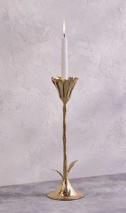 Par de candelabros cónicos de latón vintage con diseño floral festoneado, juego de portavelas con forma de copa con diseño de rayos de sol acanalados y base de bandeja con relieve - Product Image 3