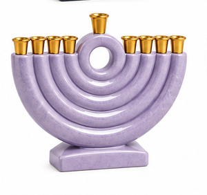 Ménorah en résine et métal de qualité supérieure avec finition effet argenté et ensemble de coupelles dorées pour bougies, pour les célébrations religieuses juives - Product Image 4