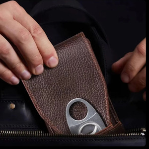 Estuche para cigarros hecho a mano con cortador integrado que combina la artesanía de lujo con la funcionalidad práctica para viajes, en venta. - Product Image 4