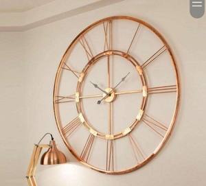 นาฬิกาแขวนผนังทรงกลมสีทอง ดีไซน์หน้าปัดเปิด พร้อมตัวเลขขนาดใหญ่ เหมาะสำหรับห้องนั่งเล่นที่หรูหราและตกแต่งภายในสไตล์โมเดิร์น - Product Image 3