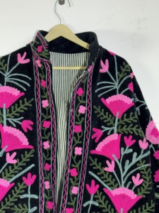 Veste Suzani en velours noir brodée de rose vif et de vert |   Manteau brodé indien Kutch |   Avant ouvert - Product Image 3