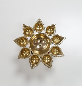 ตะเกียงน้ำมันทองเหลืองแบบดั้งเดิมสำหรับพิธีกรรมอัตติปุจจา งานฝีมือชุบทอง ศิลปะพื้นบ้าน เหมาะสำหรับบูชาในวัด บ้าน และตกแต่งในเทศกาลต่างๆ - Product Image 2