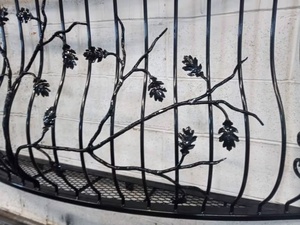 Barandilla de balcón de hierro forjado con patrones decorativos y estilo tradicional; resistente al óxido y apta para uso en exteriores. - Product Image 6