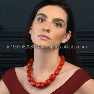 Collier pendentif romantique en résine avec perles ovales rouges pour l'anniversaire des femmes - Product Image 2