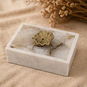 Plateau de rangement rectangulaire en marbre blanc avec bouton en feuille d'or, design minimaliste pour la décoration intérieure de la salle de bain - Product Image 5