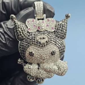 Colgante de Personaje de Dibujos Animados Totalmente Cubierto de Piedras, Colgante de Plata 925 Estilo Hip Hop, Diseño Personalizado, Colgante de Dos Tonos con Múltiples Piedras - Product Image 2