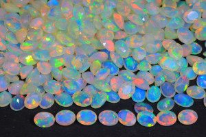 Magnifique opale éthiopienne Welo, pierre brillante arc-en-ciel, opale éthiopienne ovale de 7x5 mm pour la création de bijoux - Product Image 3