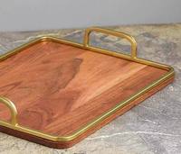 Plateau de service en bois d'acacia de luxe en gros pour hôtels, avec cadre en laiton élégant et poignées latérales courbées faites à la main