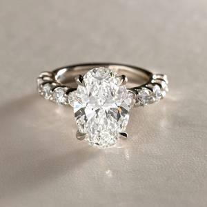 Anillo de Compromiso de Diamante Cultivado en Laboratorio con Corte Ovalado Plateado en Plata con Diamantes Laterales, Joyería de Lujo para Mujer - Product Image 1