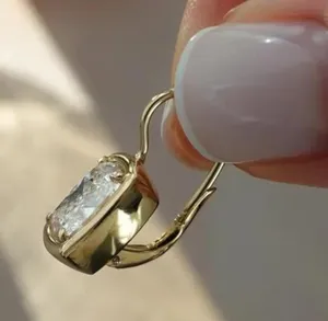 Pendientes colgantes de diamante cultivado en laboratorio con corte cojín de 4.00 quilates, EF/VS1, en oro amarillo de 14k - Product Image 2
