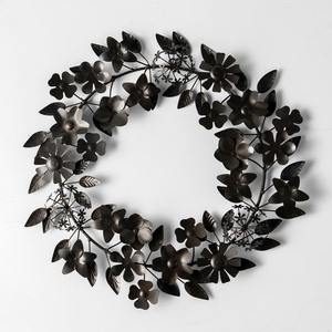Couronne florale murale en métal artisanal, sculpture de luxe en fer forgé avec fleurs et feuilles, décoration moderne pour jardin et maison, ornement suspendu - Product Image 1