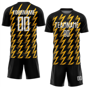 Ensemble d'uniformes de football personnalisés par sublimation, motif éclair noir et or, séchage rapide, OEM ODM, tenue d'équipe pour adultes, kit maillot 2026 - Product Image 1