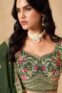 Robe de demoiselle d'honneur Rivaayat House, couleur bonbon, brodée de fleurs, avec un lehenga vert, un haut à bretelles spaghetti et un bas en A-line, longueur au sol - Product Image 5