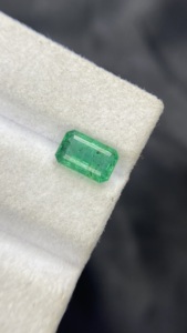 Esmeralda Zambiana Natural Certificada, Corte Octogonal, con Buen Brillo, Piedra Preciosa Suelta para Joyería, 1.93 Quilates - Product Image 6