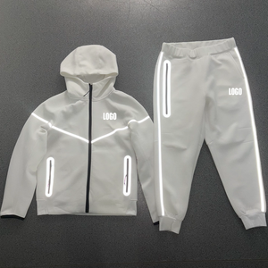 Conjunto deportivo de hombre con logotipo personalizado, sudadera con capucha de forro polar técnico con cierre completo y cinta reflectante, y pantalones deportivos ajustados, venta al por mayor de ropa deportiva para hombre. - Product Image 3
