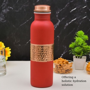 Botella de cobre para la salud holística, botella de agua de cobre rojo con banda martillada y tapa de cobre, portátil para viajes. - Product Image 1