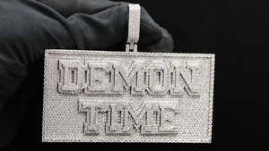 Pendentif personnalisé en alliage plaqué or, style hip-hop, avec diamants CZ givrés, pour un look élégant et prestigieux - Product Image 4