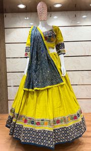 Lehenga Choli de Seda Romana Pura con Encaje de Estilo Vintage y Dupatta con Estampado Bandani en Chifón, Ropa Festiva para Mujer - Product Image 2