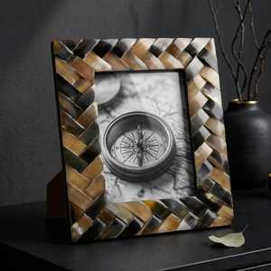 Cadre photo artisanal en résine multicolore avec incrustation d'os, motif mosaïque artistique unique, forme et dimensions personnalisables, pour table - Product Image 2