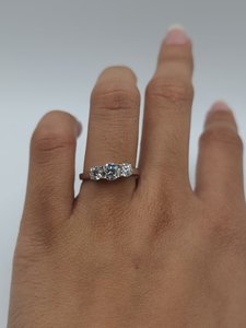 Anillo de Diamante Cultivado en Laboratorio de 1 Quilate y 3 Piedras en Oro de 18K |   Anillo de Compromiso y Boda Moderno con Certificación IGI |   Joyería de Diamantes para Novia - Product Image 2