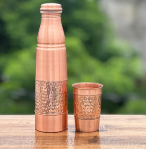 Bouteille d'eau traditionnelle en cuivre avec motif hexagonal, gourde de voyage portable, finition noire et or rose, couvercles inclus - Product Image 4