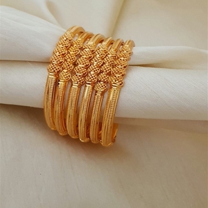 Ensemble de bracelets en velours ornés de pierres rouges et de cristaux pour femmes - Product Image 1