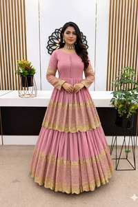 ชุดอานาร์กาลีพรีเมียมสำหรับงานแต่งงานและงานเฉลิมฉลอง พร้อมงานปักเลื่อมและผ้าคลุมไหล่เน็ต – ผู้ผลิตขายส่ง - Product Image 5