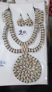 Descubre collares naturales de conchas de cauri con encanto costero, ideales para moda boho, ropa de playa, regalos y joyería artesanal. - Product Image 2