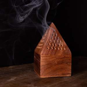 Brûleur d'encens en bois éco-responsable favorisant des parfums durables et des pratiques culturelles - Product Image 1