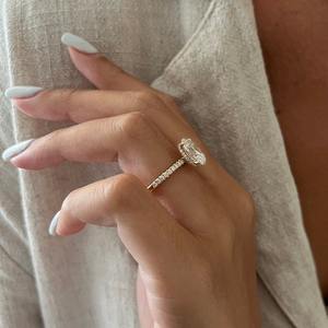 Anillo de Compromiso con Diamante Cultivado en Laboratorio de 3 Quilates, Corte Ovalado Alargado, E VVS2, Halo Oculto, Engaste Francés, Oro Amarillo de 14k, Certificado IGI - Product Image 2