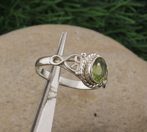 Anillo de Plata de Ley 925 con Peridoto Natural Hecho a Mano, Engaste en Bisel, Gema Verde Artesanal, Texturizado Único para Boda o Fiesta - Product Image 4