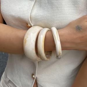 ALI FASHION ART Juego de Brazaletes de Resina Hechos a Mano, Forma Artística de 6.5cm y 6cm, Joyería Decorativa Feng Shui con Temática de Ángel - Product Image 1