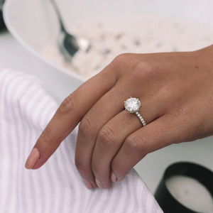 แหวนหมั้นเพชรทรงกลมเจียระไนแบบบริลเลียนท์ ทอง 14K ชุบโรเดียม ตัวเรือนแบบหนามเตย คลาสสิก ได้รับการรับรองจาก IGI - Product Image 2