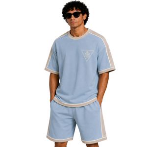 เสื้อยืดโอเวอร์ไซส์สีฟ้าอ่อนสำหรับผู้ชายและกางเกงขาสั้นชุดเซ็ตสีเบจตัดต่อแผงสีตัดกัน โลโก้แบบกำหนดเอง คอกลม สไตล์ลำลอง สตรีทแวร์ ขายส่ง - Product Image 1