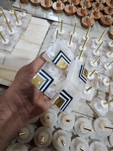 Poignée de meuble de luxe en pierres précieuses pour collections de meubles de boutique - Product Image 1