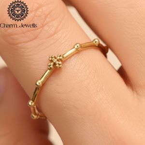 Charm_Jewells Bague minimaliste en forme de fleur plaquée or 22 carats pour femme, à porter au quotidien - Product Image 3