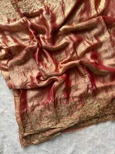 ผ้าไหมแท้ลายฟานดี้ พร้อมงานปักดิ้นทอง ขอบผ้าแบบอาร์โค ปาลู ไม่ยับ แห้งเร็ว ทันสมัย เหมาะสำหรับงานปาร์ตี้ - Product Image 2