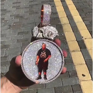 Colgante de Plata de Ley 925 con Foto Personalizada Estilo Hip Hop, Colgante de Recuerdo con Diamantes y Moissanita Redonda, Regalo para Hombre - Product Image 1