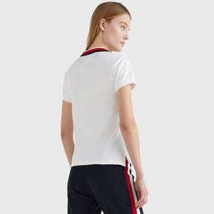 Polo cómodo para mujer con cuello en V y mangas cortas, hecho de tela de algodón suave, estilo liso y personalizable. - Product Image 3