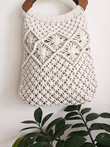 Bolso de Mano de Macramé con Nudo Geométrico, Hecho a Mano, Duradero, Plegable, Tamaño Personalizado con Asa de Madera - Product Image 6