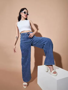 กางเกงยีนส์เดนิมสีฟ้าอ่อนเอวกลางทรงหลวมสไตล์ลำลองสำหรับผู้หญิงปี 2026 รุ่น Essie ทรงขาบานแบบ Boot Cut สีเข้ม - Product Image 4